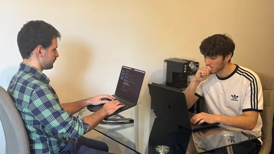 Equipo de Mopdow desarrollando una solución