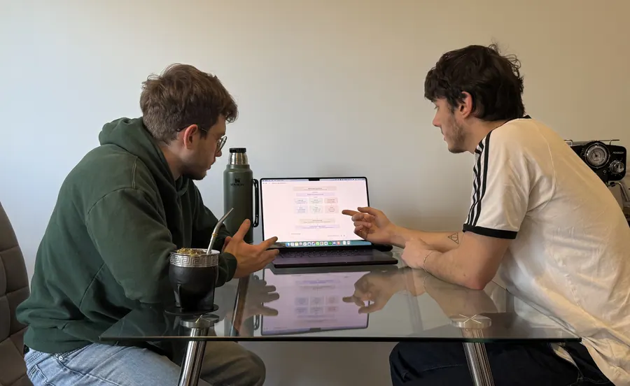 Equipo de Mopdow revisando una interfaz